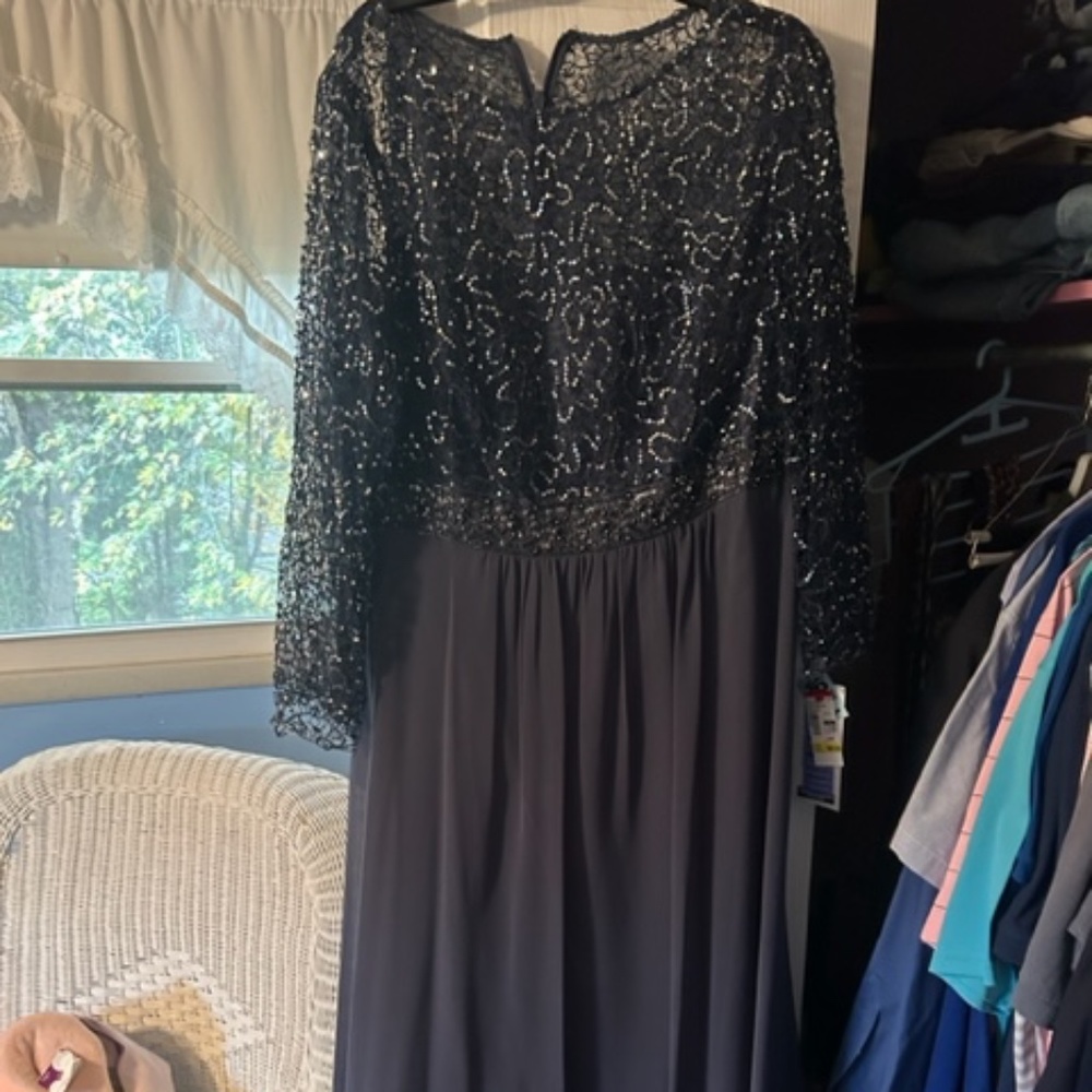 DECODE Gown size 16W in navy blue never worn